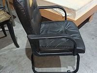 Lot 6 - armstoel - afbeelding 2 van  4