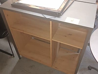 Lot 6 - bijzetkastje en prijslijsten - afbeelding 1 van  4