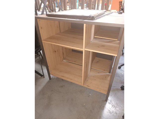 Lot 6 - bijzetkastje en prijslijsten - afbeelding 2 van  4