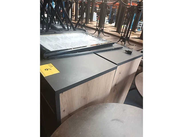 Lot 6 - bijzetkastje en prijslijsten - afbeelding 3 van  4