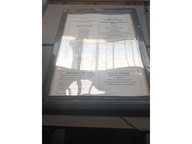 Lot 6 - bijzetkastje en prijslijsten - afbeelding 4 van  4