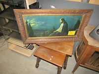 Lot 6 - bijzettafeltjes en religie kader