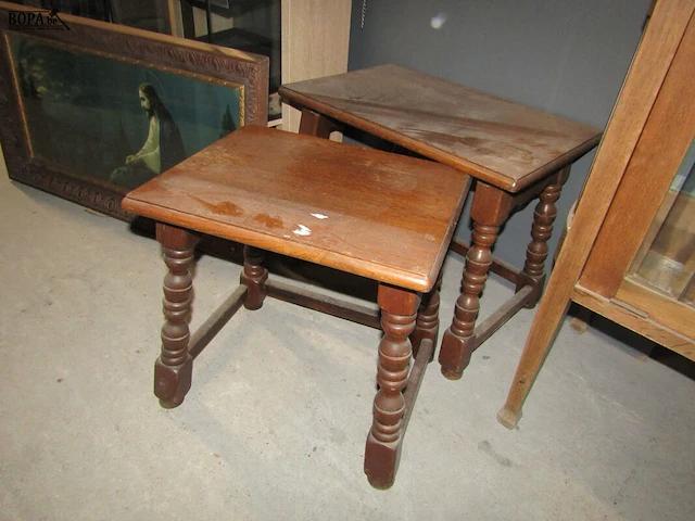 Lot 6 - bijzettafeltjes en religie kader - afbeelding 2 van  2
