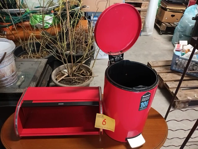 Lot 6 - broodtrommel en vuilbakje - afbeelding 1 van  3