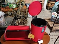 Lot 6 - broodtrommel en vuilbakje