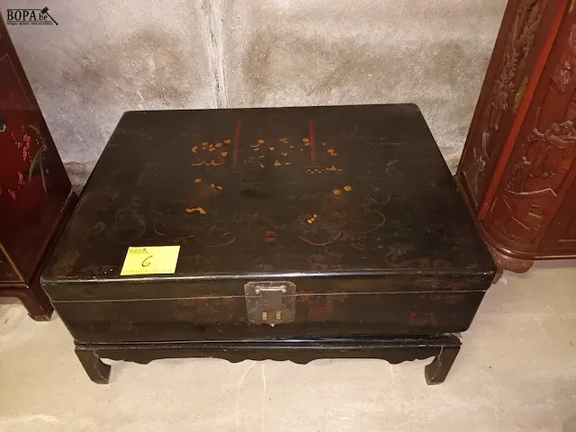 Lot 6 - chinese koffertafel - afbeelding 1 van  7