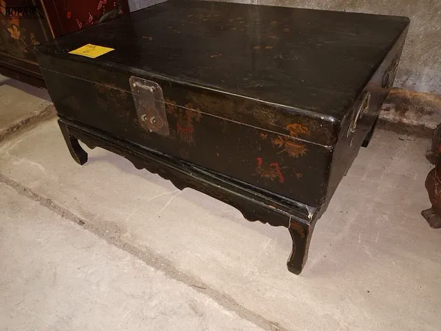 Lot 6 - chinese koffertafel - afbeelding 2 van  7
