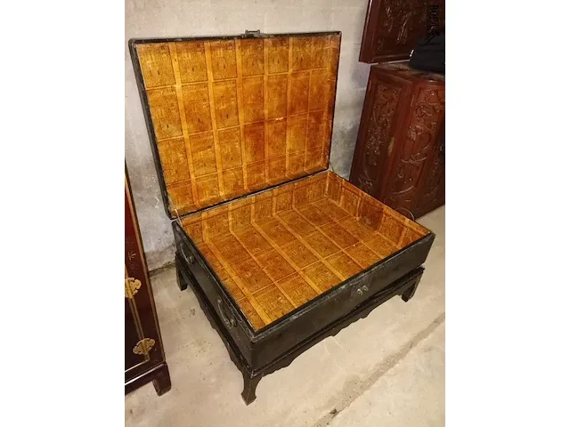 Lot 6 - chinese koffertafel - afbeelding 7 van  7