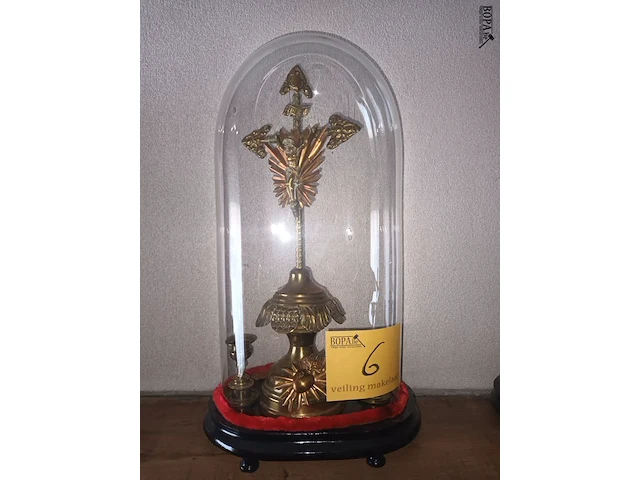 Lot 6 - glazen stolp - afbeelding 1 van  2