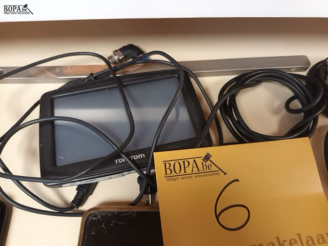 Lot 6 - gsm’s en tomtom. 4 stuks - afbeelding 2 van  4