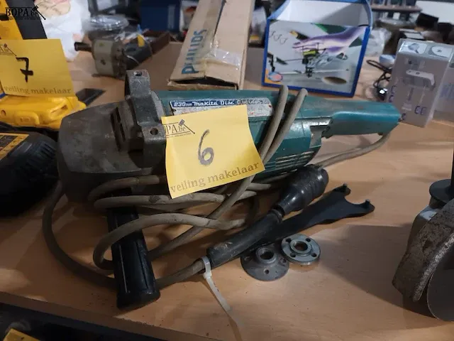 Lot 6 - haakse slijper makita - afbeelding 3 van  5