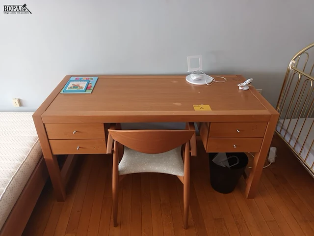 Lot 6 - houten bureau - afbeelding 1 van  4