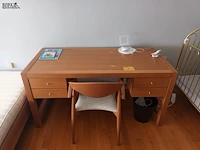 Lot 6 - houten bureau