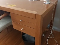 Lot 6 - houten bureau - afbeelding 2 van  4