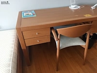 Lot 6 - houten bureau - afbeelding 4 van  4