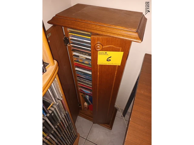 Lot 6 - houten cd kastje met inhoud - afbeelding 1 van  4