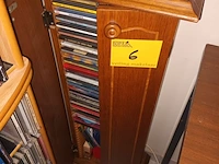 Lot 6 - houten cd kastje met inhoud