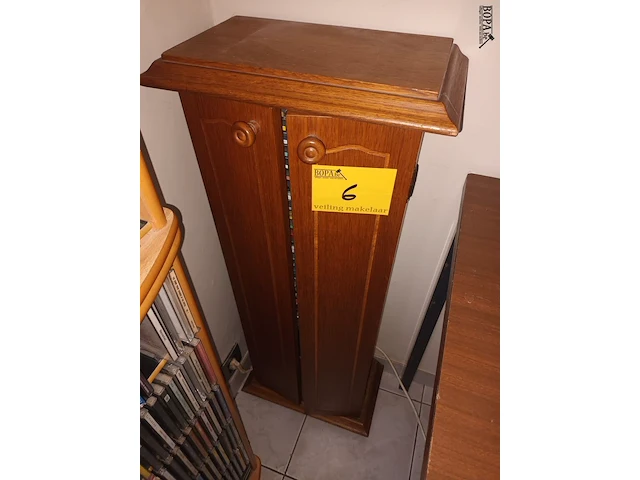 Lot 6 - houten cd kastje met inhoud - afbeelding 2 van  4