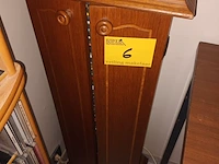 Lot 6 - houten cd kastje met inhoud - afbeelding 2 van  4