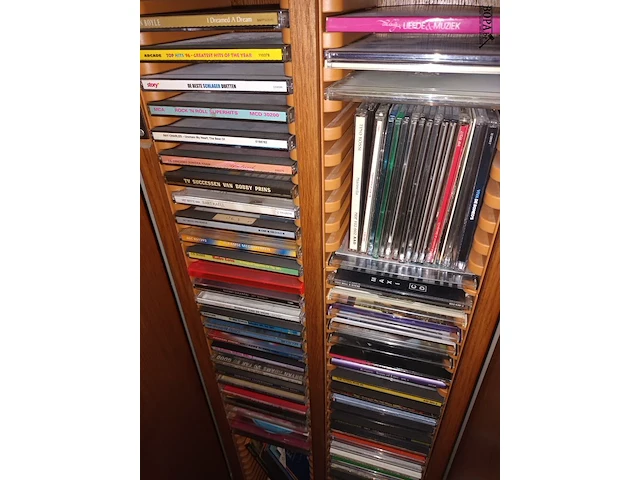 Lot 6 - houten cd kastje met inhoud - afbeelding 3 van  4