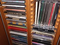 Lot 6 - houten cd kastje met inhoud - afbeelding 3 van  4