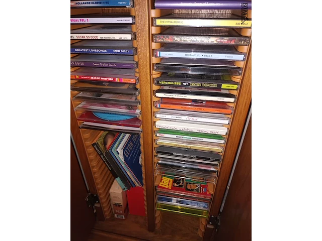 Lot 6 - houten cd kastje met inhoud - afbeelding 4 van  4
