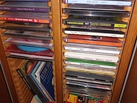 Lot 6 - houten cd kastje met inhoud - afbeelding 4 van  4