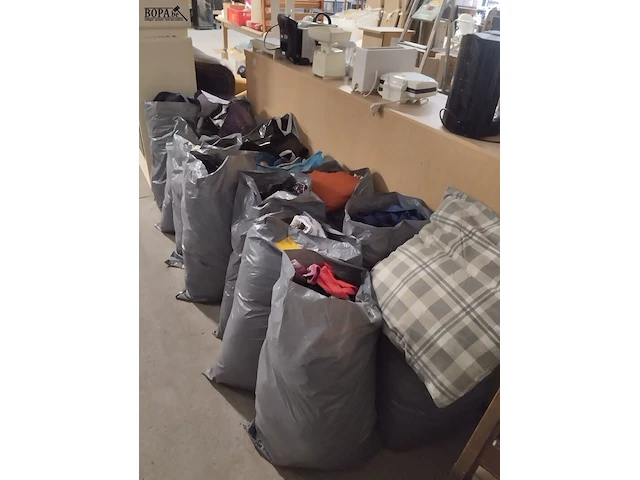 Lot 6 - kledij, schoenen en linnen - afbeelding 1 van  4