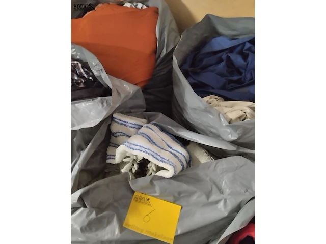 Lot 6 - kledij, schoenen en linnen - afbeelding 2 van  4