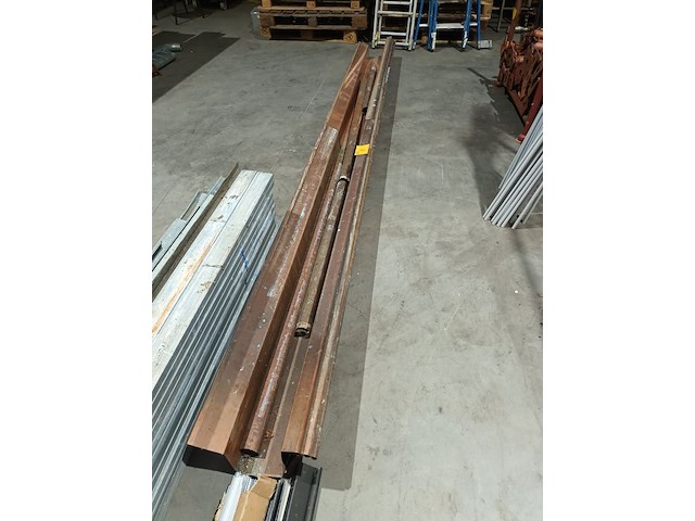 Lot 6 - koperen goten en afvoerbuizen - afbeelding 1 van  3