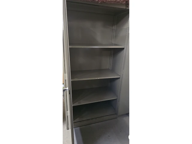 Lot 6 - metalen kast - afbeelding 2 van  3