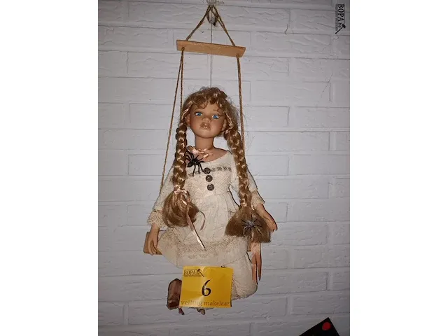 Lot 6 - porseleinen pop op schommel - afbeelding 1 van  3