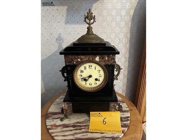 Lot 6 - staklok marmer met koperen afwerking - afbeelding 1 van  5