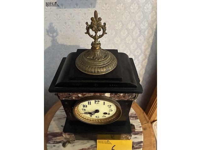 Lot 6 - staklok marmer met koperen afwerking - afbeelding 2 van  5