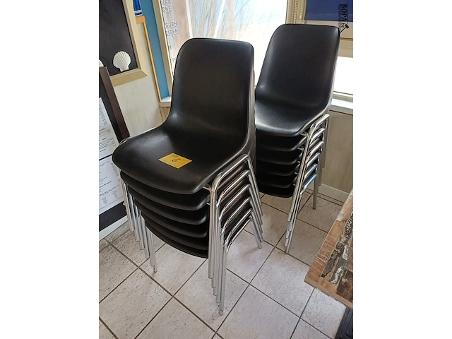 Lot 6 - stapelbare stoelen - 26 stuks - afbeelding 1 van  2