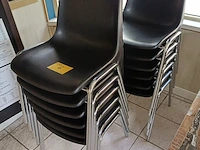 Lot 6 - stapelbare stoelen - 26 stuks