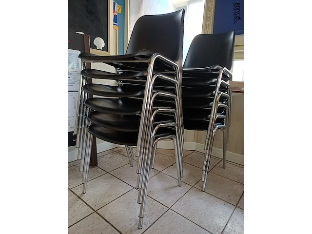 Lot 6 - stapelbare stoelen - 26 stuks - afbeelding 2 van  2