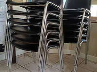 Lot 6 - stapelbare stoelen - 26 stuks - afbeelding 2 van  2