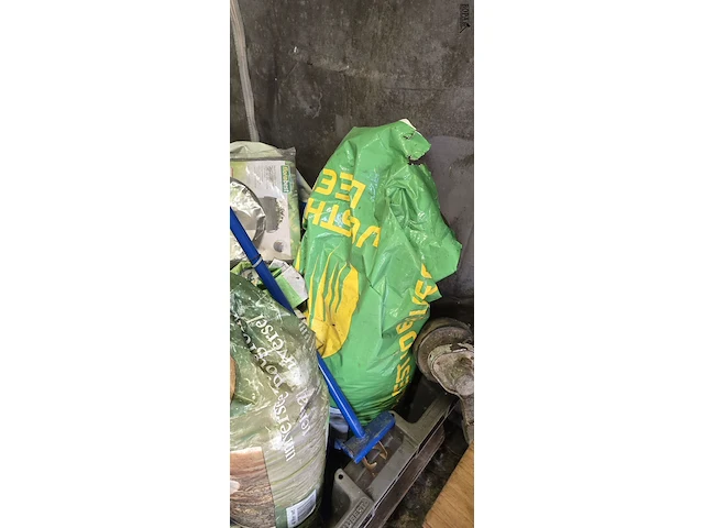 Lot 6 - tuinaarde, snoeischaar, worteldoek…. - afbeelding 2 van  4