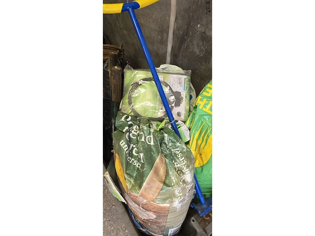 Lot 6 - tuinaarde, snoeischaar, worteldoek…. - afbeelding 3 van  4