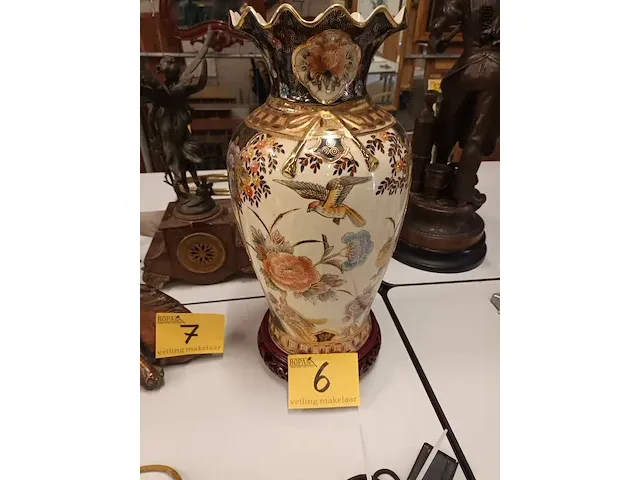 Lot 6 - vaas op sokkel - afbeelding 1 van  4