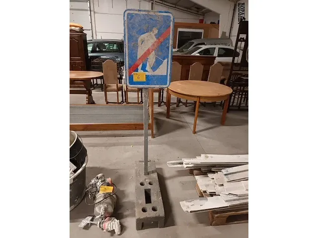 Lot 6 - verkeersbord met voet - afbeelding 1 van  3