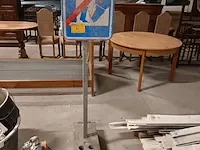 Lot 6 - verkeersbord met voet