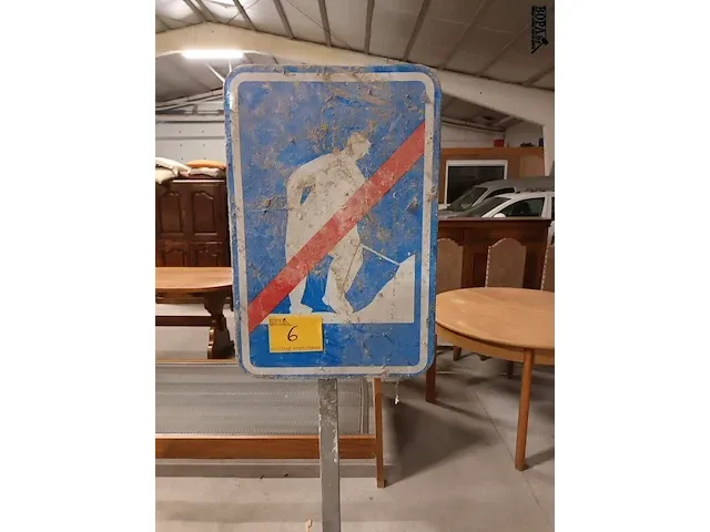Lot 6 - verkeersbord met voet - afbeelding 2 van  3