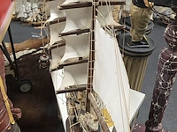 Lot 60 - grote modelboot - afbeelding 2 van  5