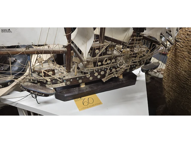 Lot 60 - grote modelboot - afbeelding 4 van  5