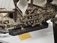 Lot 60 - grote modelboot - afbeelding 4 van  5