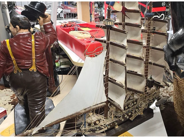Lot 60 - grote modelboot - afbeelding 5 van  5