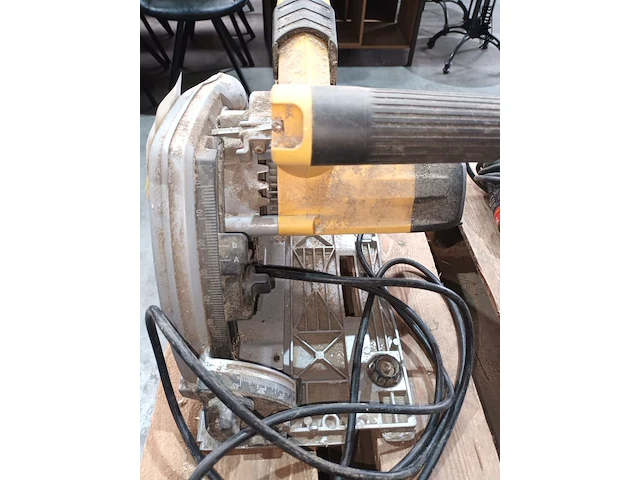 Lot 60 - invalzaagmachine powerplus - afbeelding 2 van  4