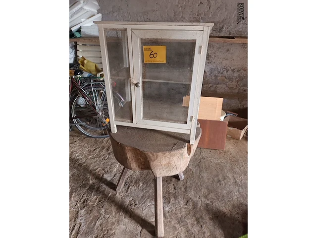 Lot 60 - kapblok en voedselkastje - afbeelding 1 van  3